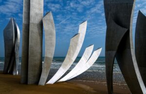 Hommage aux victimes de la guerre d’Algérie : un rappel de l’histoire et des souffrances subies Hommage aux victimes de la guerre d'Algérie, mémorial et drapeaux