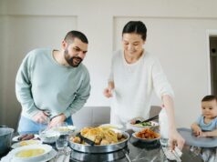 20 recettes libanaises faciles et gourmandes à tester pour le repas du Ftour Ramadan 2026 Famille arabe en train de préparer des recettes libanaises pour le Ftour Ramadan