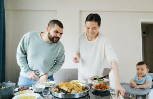 20 recettes libanaises faciles et gourmandes à tester pour le repas du Ftour Ramadan 2026 Famille arabe en train de préparer des recettes libanaises pour le Ftour Ramadan