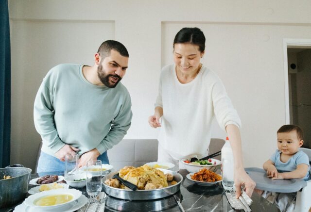 Famille arabe en train de préparer des recettes libanaises pour le Ftour Ramadan