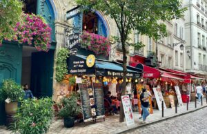 Le restaurant algérien incontournable à Paris selon Camélia Jordana Camélia Jordana en train de manger du couscous au restaurant algérien Chez Omar à Paris