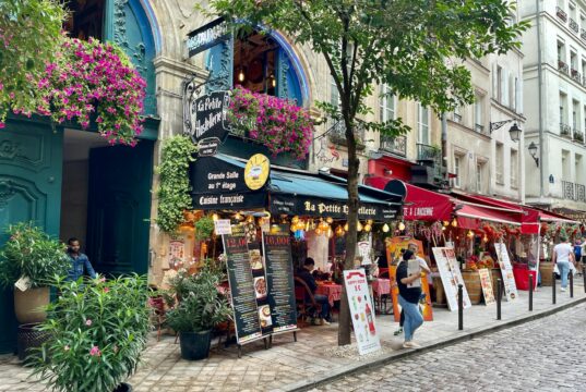 Le restaurant algérien incontournable à Paris selon Camélia Jordana Camélia Jordana en train de manger du couscous au restaurant algérien Chez Omar à Paris