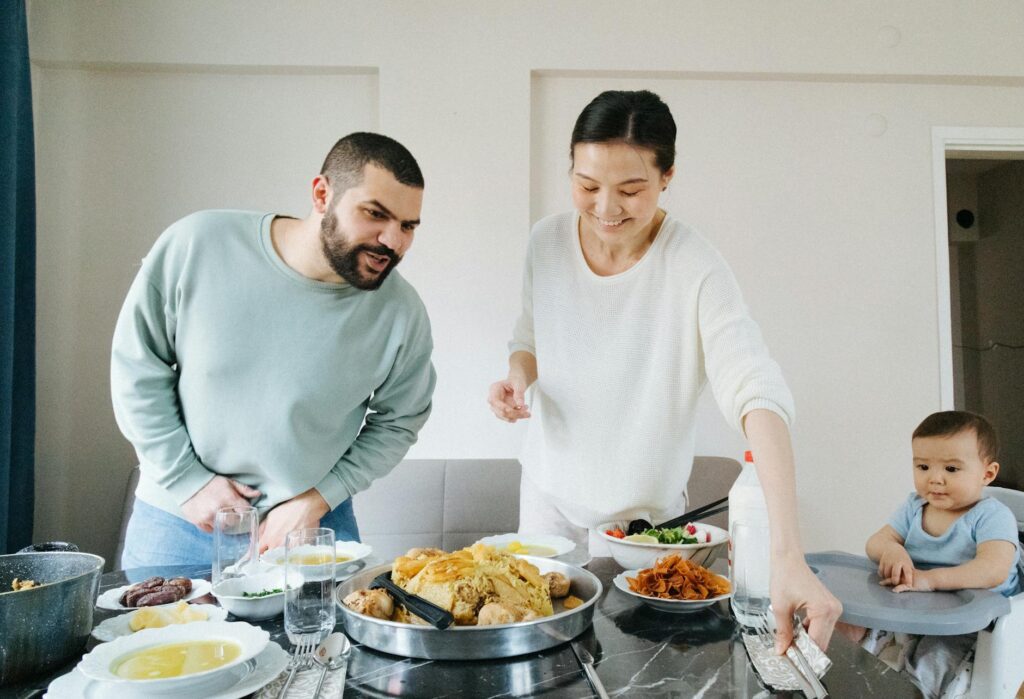 Famille préparant une recette de Trileçe pour le Ramadan