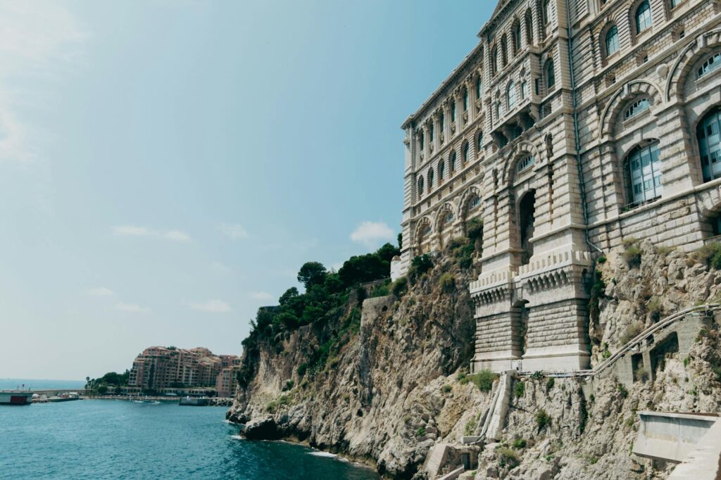 Le roi du Maroc et son château français appartenant à la famille princière de Monaco