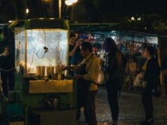 TasteAtlas révèle que la street food algérienne est la meilleure d’Afrique en 2026 Algerian street food vendor serving flavorful dishes to a crowd