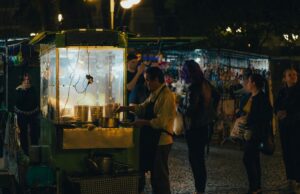 TasteAtlas révèle que la street food algérienne est la meilleure d’Afrique en 2026 Algerian street food vendor serving flavorful dishes to a crowd