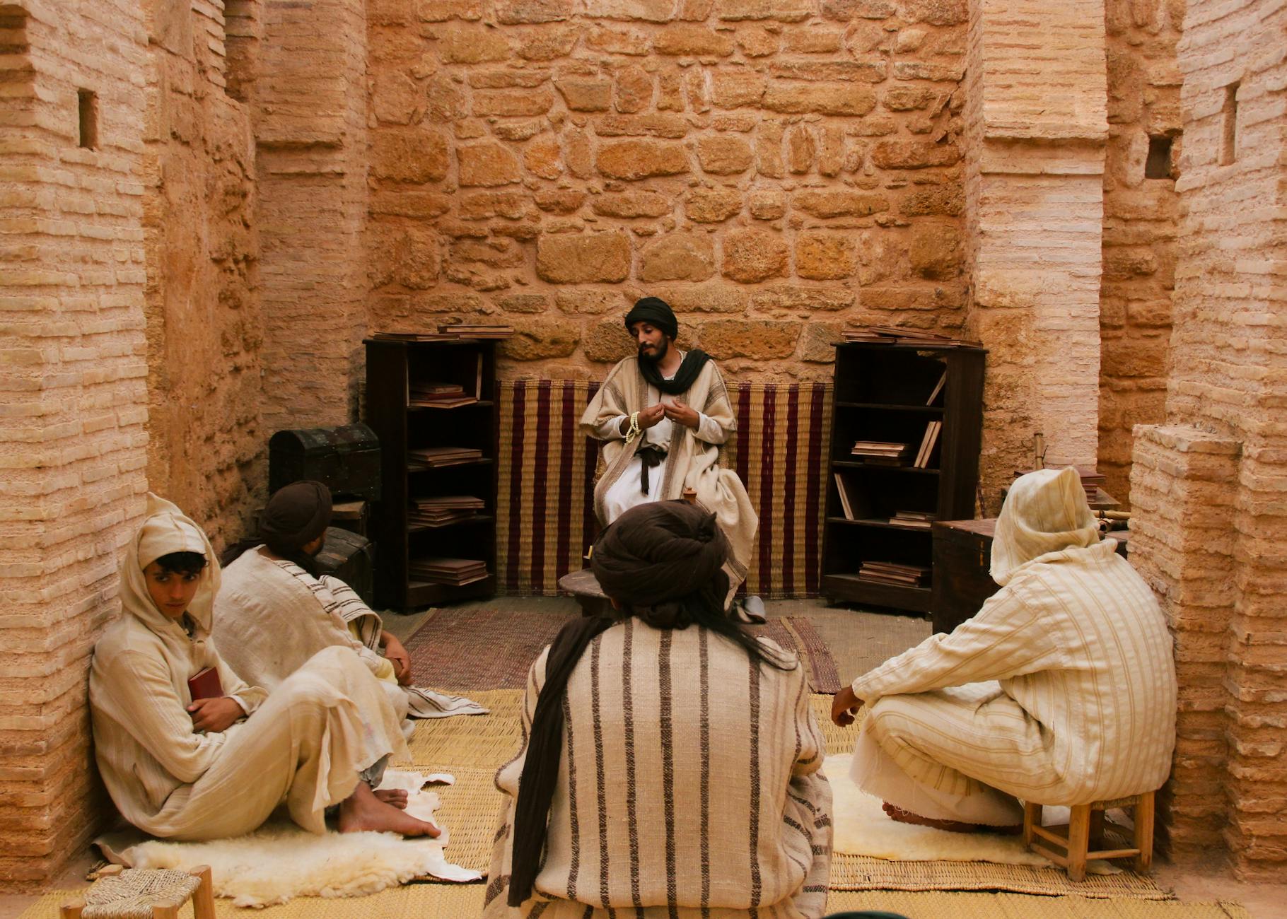 Nicolas Sarkozy avec des représentants marocains discutant d'une table
