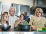 Cuisine du Maghreb : traditions alimentaires et recettes de famille Algerian family preparing traditional Maghreb cuisine with spices and fresh ingredients