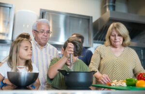Cuisine du Maghreb : traditions alimentaires et recettes de famille Algerian family preparing traditional Maghreb cuisine with spices and fresh ingredients
