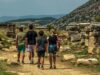Voyage en Algérie : expériences de touristes français et conseils pratiques Famille française visiteur algérien site archéologique