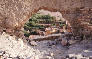 Aït Ben Haddou, la cité médiévale enchantée du Maroc : un trésor préservé des massifs tourisme dans le sud du pays Medieval city Ait Ben Haddou with red brick walls and white sand-blanched houses in the heart of southern Morocco