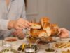 Ftour 2026 : découvrez ou testez plus de 100 recettes maghrébines pendant les derniers jours de Ramadan Famille maghrébine réunie autour d'une table ladenée de plus de 100 recettes traditionnelles pendant les derniers jours de Ra