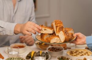 Ftour 2026 : découvrez ou testez plus de 100 recettes maghrébines pendant les derniers jours de Ramadan Famille maghrébine réunie autour d'une table ladenée de plus de 100 recettes traditionnelles pendant les derniers jours de Ra