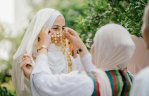 La zaffa dans le mariage traditionnel maghrébin : ses variantes, significations et évolution Couple walking down Zaffa procession in traditional Maghrebin wedding, surrounded by dancers in colorful costumes