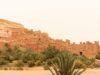 Découvrez Aït Ben Haddou, la cité médiévale préservée du tourisme de masse Medieval Ait Ben Haddou city with Berber tribal buildings surrounded by desert landscape