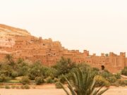 Découvrez Aït Ben Haddou, la cité médiévale préservée du tourisme de masse Medieval Ait Ben Haddou city with Berber tribal buildings surrounded by desert landscape