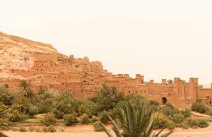 Découvrez Aït Ben Haddou, la cité médiévale préservée du tourisme de masse Medieval Ait Ben Haddou city with Berber tribal buildings surrounded by desert landscape