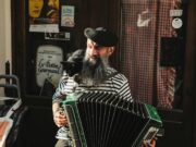 La musique maghrébine dans la mémoire de l’immigration française : histoire et artistes une cassette de musique maghrébine sur une table de cuisine avec des immigrants français