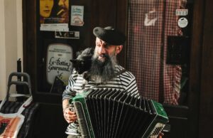 La musique maghrébine dans la mémoire de l’immigration française : histoire et artistes une cassette de musique maghrébine sur une table de cuisine avec des immigrants français