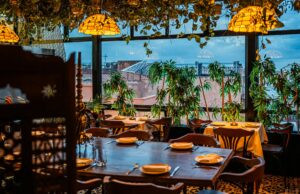 La vie quotidienne au Maghreb : le cas de la rage à Perpignan Maghreb family dining in Perpignan, France