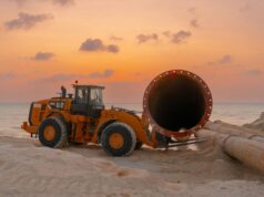 Le Maroc et l’exploitation du gazoduc Maghreb-Europe : un équilibre démographique changé Algerian and Moroccan workers constructing the Maghreb-Europe gas pipeline under Mediterranean sea