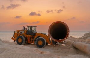 Le Maroc et l’exploitation du gazoduc Maghreb-Europe : un équilibre démographique changé Algerian and Moroccan workers constructing the Maghreb-Europe gas pipeline under Mediterranean sea