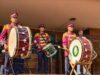 Le renouveau de l’aïta marocaine grâce aux Kabareh Cheikhats : Un tournant important pour la musique traditionnelle marocaine Groupe de musiciens Kabareh Cheikhats jouant de l'aïta marocaine