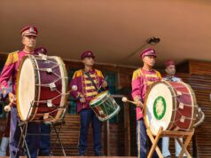 Le renouveau de l’aïta marocaine grâce aux Kabareh Cheikhats : Un tournant important pour la musique traditionnelle marocaine Groupe de musiciens Kabareh Cheikhats jouant de l'aïta marocaine