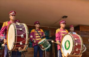 Le renouveau de l’aïta marocaine grâce aux Kabareh Cheikhats : Un tournant important pour la musique traditionnelle marocaine Groupe de musiciens Kabareh Cheikhats jouant de l'aïta marocaine