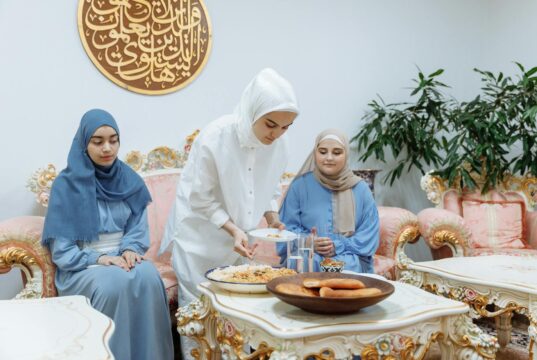 Ramadan 2026 : 50 idées pour un repas gourmand de l’entrée au dessert Ramadan 2026 : Table de repas maghrébin avec plusieurs plats gourmands