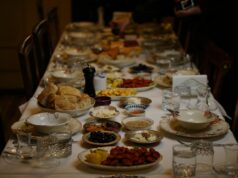 50 recettes pour le fteur ce Ramadan 2026 : Une sélection maghrébine pour les lecteurs de la diaspora family gathering around a traditional Maghrebi feast during Ramadan