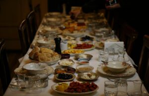 50 recettes pour le fteur ce Ramadan 2026 : Une sélection maghrébine pour les lecteurs de la diaspora family gathering around a traditional Maghrebi feast during Ramadan