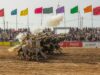 Le sport au Maroc: Guide complet pour les amateurs de sports traditionnels maghrébins Homme et femme jouant au jemaa ou khoum sur une place au Maroc