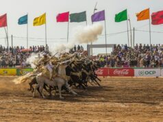 Le sport au Maroc: Guide complet pour les amateurs de sports traditionnels maghrébins Homme et femme jouant au jemaa ou khoum sur une place au Maroc
