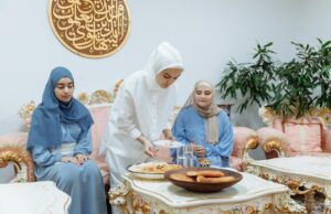 Célébrons le Ftour de Ramadan 2026 : 50 idées culinaires maghrébines pour la fête Family enjoying Moroccan-style feast during Ftour de Ramadan 2026