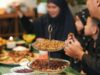 Recettes faciles et savoureuses pour célébrer la rupture du jeûne durant Ramadan 2026 Family enjoying a delicious Iftar meal during Ramadan 2026