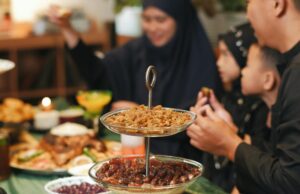 Recettes faciles et savoureuses pour célébrer la rupture du jeûne durant Ramadan 2026 Family enjoying a delicious Iftar meal during Ramadan 2026
