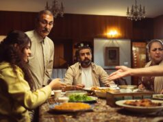La cuisine du Maghreb : traditions et recettes à transmettre aux générations futures Famille maghrébine partageant un repas traditionnel de couscous à table extérieure
