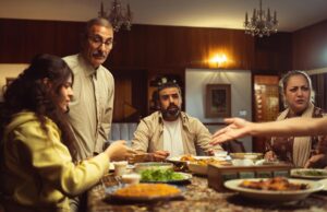 La cuisine du Maghreb : traditions et recettes à transmettre aux générations futures Famille maghrébine partageant un repas traditionnel de couscous à table extérieure