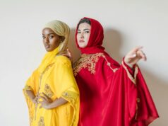 Modernes tenues et accessoires pour femme maghrébine : entre tradition et style contemporain Femme maghrébine portant un hijab moderne et des accessoires de mode contemporain