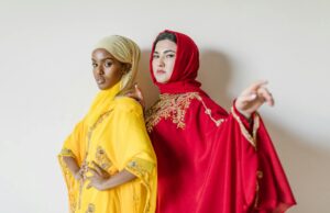 Modernes tenues et accessoires pour femme maghrébine : entre tradition et style contemporain Femme maghrébine portant un hijab moderne et des accessoires de mode contemporain