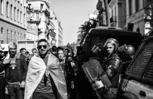 Libération de Christophe Gleizes en Algérie : mobilisation collective des avocats et journalistes Demonstration for Christophe Gleizes release in Algiers with lawyers and journalists present