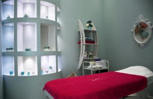 Découvrez les joyaux cachés de Paris : nos 5 Spas préférés pour vous recharger Luxurious spa interior with Parisian architecture and guests relaxing