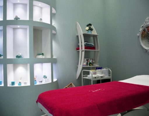 Découvrez les joyaux cachés de Paris : nos 5 Spas préférés pour vous recharger Luxurious spa interior with Parisian architecture and guests relaxing