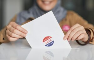 Nouvelles règles électorales pour les législatives 2026 au Maroc : quels changements attendre-t-on? Salle d'élections au Maroc avec de nouveaux bulletins de vote