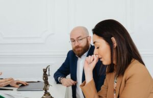 La réforme du code de la famille au Maroc : défi ou opportunité ? femme marocaine discutant de réforme du code de la famille