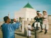 Le Maroc se concentre sur le tourisme durable et désaisonnalisé dans l’Oriental en 2026 Moroccan family exploring the Oriental region's sustainable, off-season tourist attractions