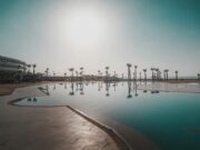 Pourquoi choisir le Maroc pour ses vacances en 2026 et profiter de l’offre signée Ôvoyages ? famille voyagant en vacances au Maroc, explorant la médina de Marrakech