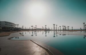 Pourquoi choisir le Maroc pour ses vacances en 2026 et profiter de l’offre signée Ôvoyages ? famille voyagant en vacances au Maroc, explorant la médina de Marrakech