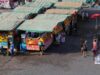Le tourisme marocain bat des records en 2025 : chiffres étonnants Foreign tourists visiting Moroccan marketplace in 2025